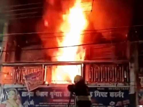 पूजा पंडाल से छोड़े पटाखे की चिंगारी से भड़की आग:छह दुकानें जलकर राख, 50 लाख का नुकसान; फायर ब्रिगेड ने चार घंटे में पाया काबू