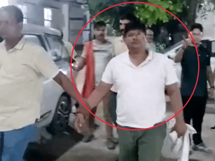 भोजपुर में हेड पोस्ट ऑफिस ओवरसियर अरेस्ट:10 हजार की रिश्वत लेते सीबीआई ने सरकारी आवास से दबोचा; 2 दिन पहले ट्रांसफर हुआ था