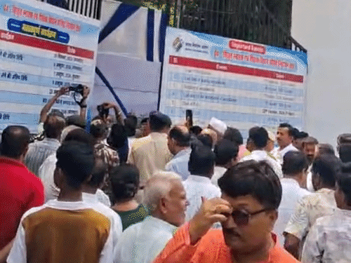 तिरहुत MLC चुनाव: नामांकन को लेकर आयुक्त कार्यालय में हलचल:सीपाआई के संजय सिंह, निर्दलीय बच्चा राय ने भरा पर्चा; जेडीयू के अभिषेक झा भी करेंगे नॉमिनेशन
