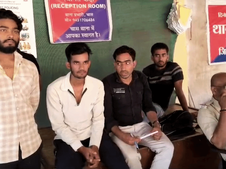 बोकारो में पुराने रास्ते को बंद करने पर विवाद:चास CO कार्यालय में हंगामा, धक्का-मुक्की और मोबाइल छीनने का आरोप; पांच हिरासत में