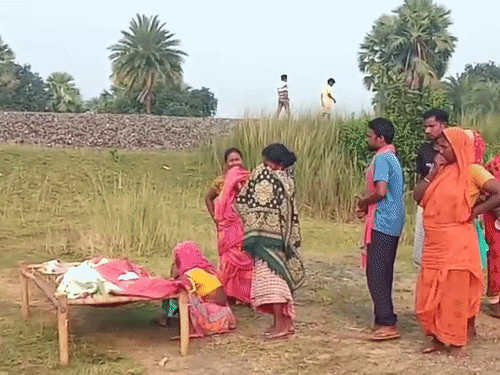 गोड्डा में ट्रेन से कटकर युवक की मौत:रात में निकला था घर से; गोड्डा-दुमका रेल मार्ग के पास हुआ हादसा, ग्रामीणों ने की मुआवजे की मांग