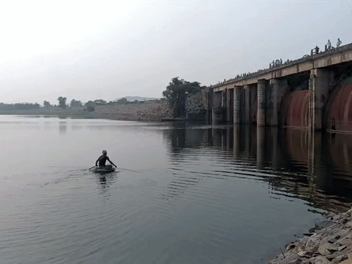 बीमार भाई का इलाज कराकर किशोरी डैम में कूदी:पलामू में 40 फीट ऊंचाई से डैम के गहरे पानी में लगाई छलांग, 5 घंटे बाद मिली लाश
