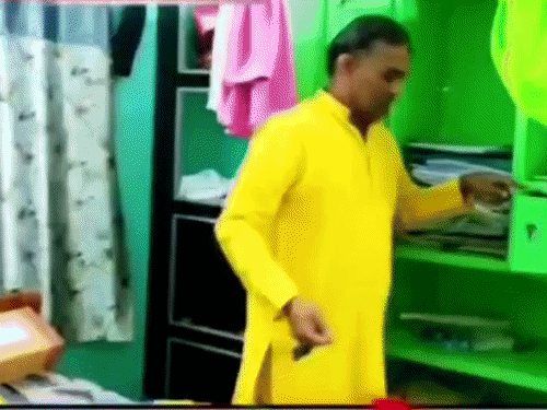 देवघर में झामुमो नेता के घर पर लूट:बदमाशों ने पत्नी-बेटे से मारपीट की, अलमारी का दरवाजा तोड़ कर जेवरात-नकदी और मोबाइल ले गए