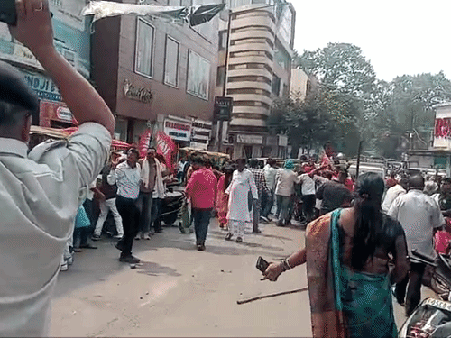 जमशेदपुर में कांग्रेस ऑफिस बना रणक्षेत्र:JNU मामले में आपस में भिड़े बीजेपी-कांग्रेस कार्यकर्ता; लाठी-पत्थर चले, एक कार्यकर्ता घायल