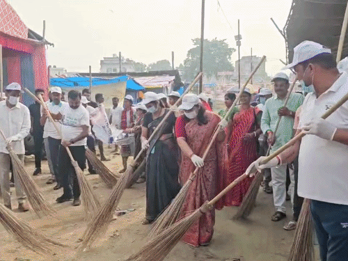 पूर्णिया में 'स्वच्छता ही सेवा' के तहत सफाई अभियान:दुर्गा पूजा से पहले आयुक्त और मेयर ने लगाई झाड़ू; आम नागरिकों से सहयोग की अपील