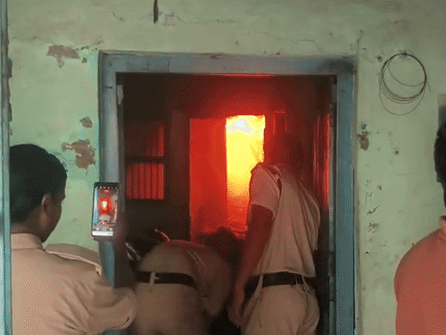 मुजफ्फरपुर में गैस लीकेज से मोमबत्ती फैक्ट्री में आग:बुझाने के दौरान संचालक झुलसे; दमकल की गाड़ी 30 मिनट देरी से पहुंची, एक घंटे में पाया काबू