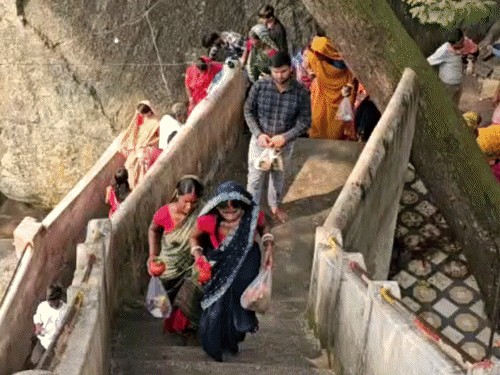 मां चंचालिनी धाम में उमड़ी भक्तों की भीड़:551 सीढ़ियां चढ़कर पहुंचते हैं श्रद्धालु, 200 साल पुरानी है आस्था और अनोखी परंपराएं