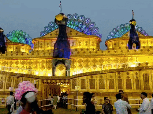धनबाद में दुर्गापूजा शुरू, पंडालों में दिख रहीं अनोखी थीम:स्टील गेट में आदिवासी संस्कृति, धनसार में 1 लाख पौधे-गोलगप्पे से सजा पंडाल