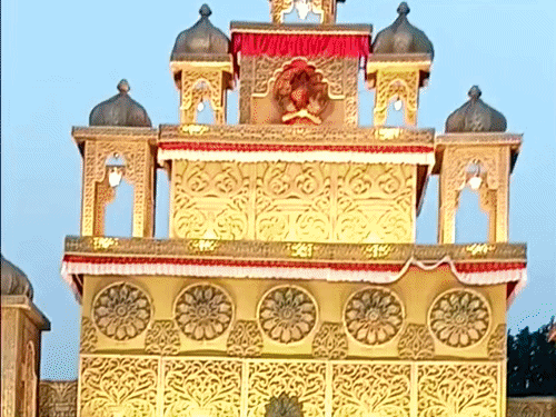 जामताड़ा में पूजा पंडाल आकर्षक रूप से सजे:बाजार रोड़ दुर्गा पूजा कमेटी मना रही 111वां दुर्गोत्सव, स्वर्ण आभूषणों से सजी मां की प्रतिमा