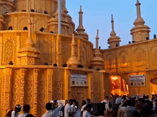 गयाजी में पट खुलते ही मंदिरों में उमड़ी भीड़:कहीं सोने की लंका तो कहीं चूड़ियों से सजा मां का दरबार; माता के दर्शन-पूजन के लिए पहुंच रहे भक्त