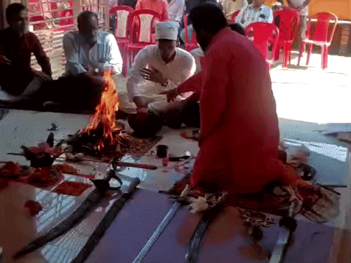 अन्नपूर्णा कॉलोनी में सत्य सनातन संस्था ने किया शस्त्र पूजन:दशमी पर काली माता मंदिर में हुआ आयोजन, पारंपरिक अस्त्रों का प्रदर्शन भी