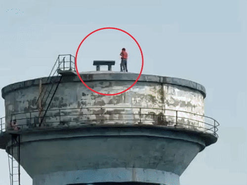 Giridih Water Tank Drama | Man Threatens To Throw Child From Height