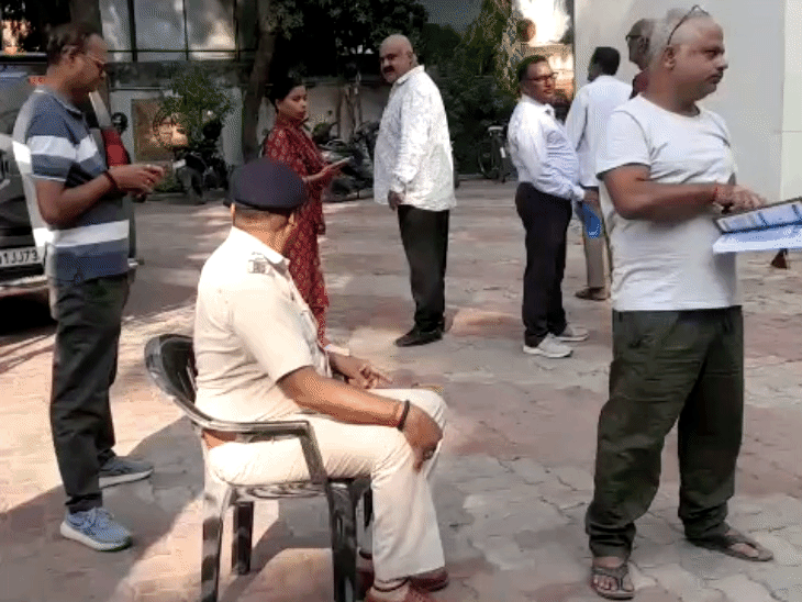 MLC चुनाव: समस्तीपुर मे 58 पोलिंग बूथ पर वोटिंग जारी:पूरे जिले में कुल 34,429 वोटर्स; दरभंगा स्नातक से 40 और शिक्षक निर्वाचन सीट से 53 उम्मीदवार