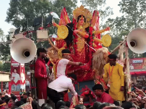गिरिडीह में कई स्थानों पर प्रतिमा विसर्जन:बनियाडीह, आम बागान और पपरवाटांड़ में बैंड-बाजे और आतिशबाजी के बीच उमड़ी श्रद्धालुओं की भीड़