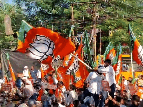 रांची में भाजपा कार्यकर्ताओं ने कांग्रेस कार्यालय का किया घेराव:कांग्रेस अध्यक्ष मल्लिकार्जुन खरगे के बयान का विरोध, आमने-सामने हुए कार्यकर्ता