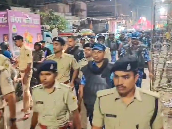 पूर्णिया में दुर्गापूजा को लेकर पुलिस का फ्लैग मार्च:शहर के प्रमुख इलाकों से गुजरे अधिकारी, त्योहार में शांति बनाए रखना उद्धेश्य