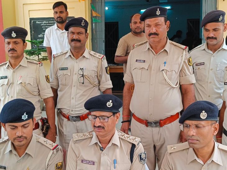 बांका-बांस के पास छिपाकर रखा था कट्टा, जिंदा कारतूस पकड़ा:गुप्त सूचना पर छापेमारी, पुलिस के पहुंचने से पहले भागा आरोपी