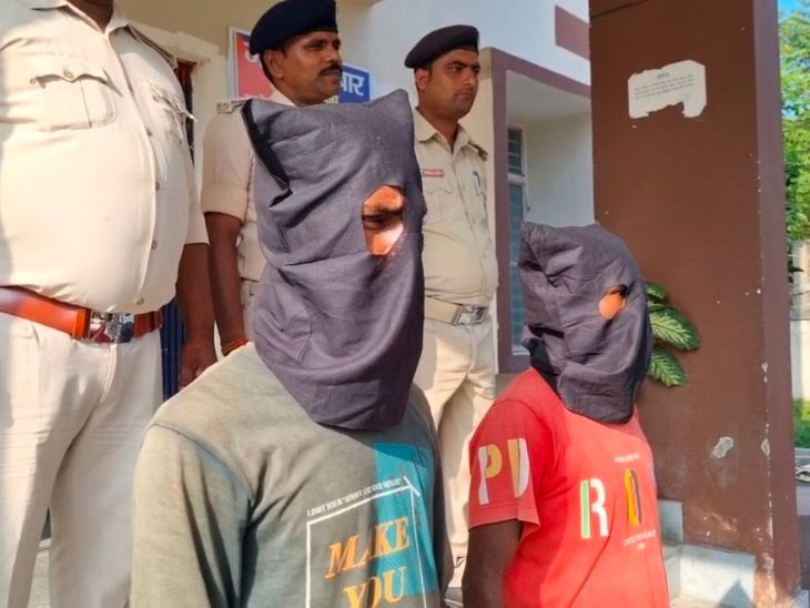 पूर्णिया में 2.657 किलो गांजा के साथ 2 तस्कर गिरफ्तार:पुलिस को देखकर भाग रहे थे बाइक सवार, जवानों ने घेराबंदी कर पकड़ा