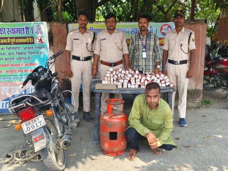 गोपालगंज में गैस सिलेंडर में गुप्त चैंबर बनाकर शराब तस्करी:सीट के नीचे भी मिली शराब; बाइक सवार गिरफ्तार, 25 लीटर जब्त