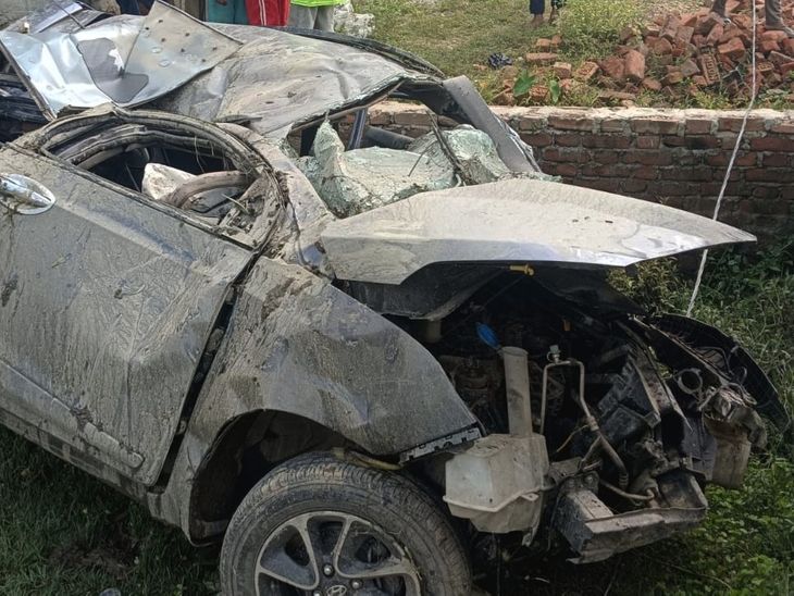 किशनगंज में तेज रफ्तार कार बिजली के खंभे से टकराई:कुर्लीकोर्ट थाना के सामने हादसा, 3 गंभीर घायल; लोगों ने पहुंचाया अस्पताल