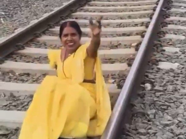 नवादा में रेलवे लाइन पर महिला का वीडियो वायरल:RPF ने जांच शुरू की, इंस्टाग्राम अकाउंट की भी हो रही पड़ताल