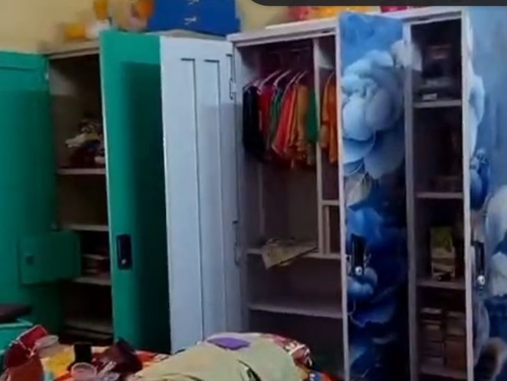 बोकारो में पेरोल ऑफिसर के घर 15 लाख की चोरी:बारूद कंपनी की कॉलोनी में घुसे चोर, बंद घर का ताला तोड़कर जेवर-कैश ले गए