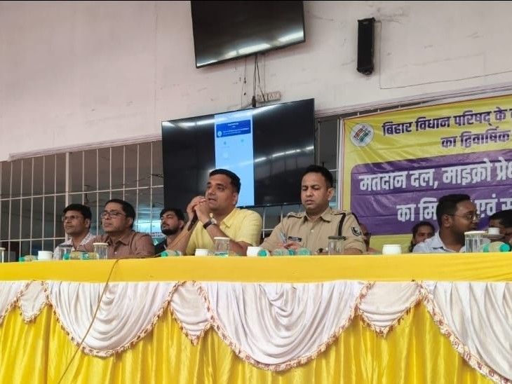 कटिहार में कोशी स्नातक चुनाव के लिए वोटिंग:20 केंद्रों पर 10977 मतदाता करेंगे मतदान, मोबाइल फोन पर रोक