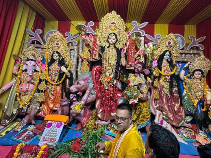 नवादा में महासप्तमी पर खुले मां दुर्गा के पट:सुख-समृद्धि की कामना के साथ वैदिक मंत्रों से पूजन, जयकारों से गूंजे पंडाल