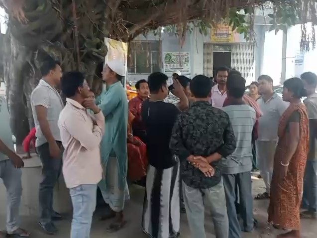 किशनगंज में ट्रक ने ई-रिक्शा को मारी टक्कर, 2 घायल:डाकोपड़ा चौक के पास हुआ एक्सीडेंट, अस्पताल में भर्ती घायल