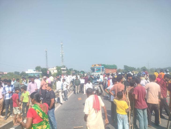 दशहरा जुलूस विवाद में नेशनल हाईवे जाम:पलामू के सिंगरा कला में दोनों पक्षों ने दर्ज कराई FIR, 50-50 लोग आरोपी