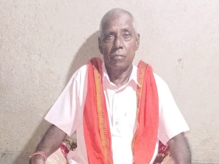 सड़क पार कर रहे बुजुर्ग को बाइक ने रौंदा:पाकुड़ में मंदिर जाते समय हुआ हादसा, लोगों ने मुआवजे की मांग पर किया सड़क जाम