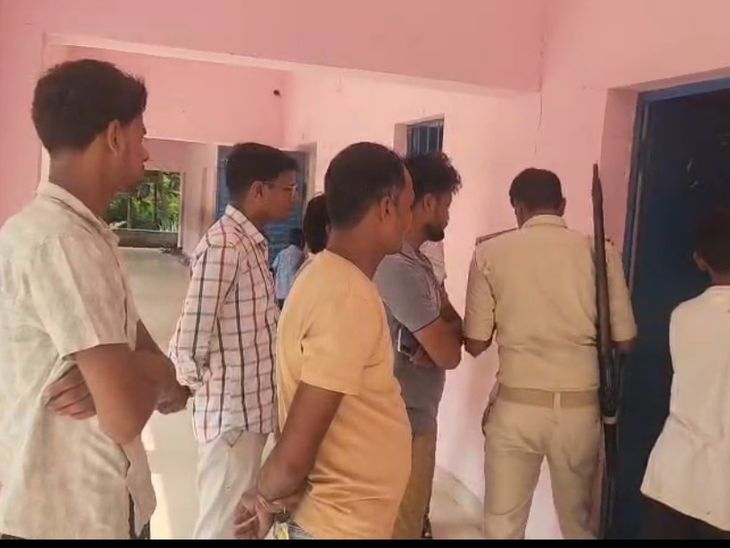 स्कूल का ताला तोड़कर 10 क्विंटल से ज्यादा चावल चोरी:बेतिया-1 हफ्ते में दूसरी वारदात, हेडमास्टर बोले-'चहारदीवारी नहीं'