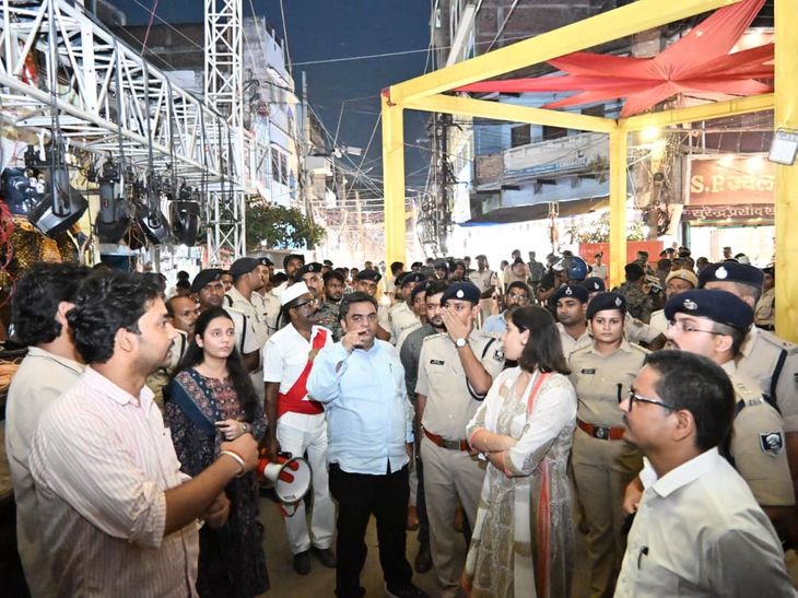 बक्सर में DM-SP ने निकाला फ्लैग मार्च:346 पूजा पंडालों पर रहेगी नजर, 199 जगहों पर दंडाधिकारी-पुलिस तैनात