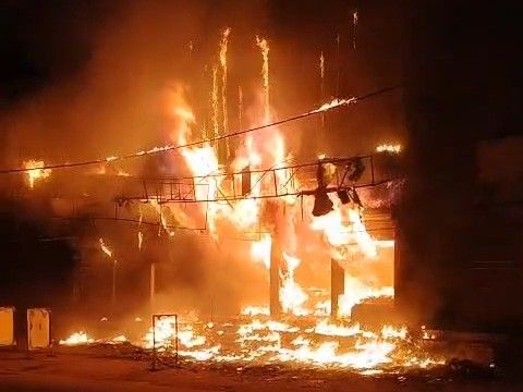 नवादा- वेलकम शॉपिंग मॉल में भीषण आग:दमकल की गाड़ी आधे घंटे तक नहीं पहुंचने का आरोप; ऊपरी हिस्से में चल रहा था निर्माण कार्य