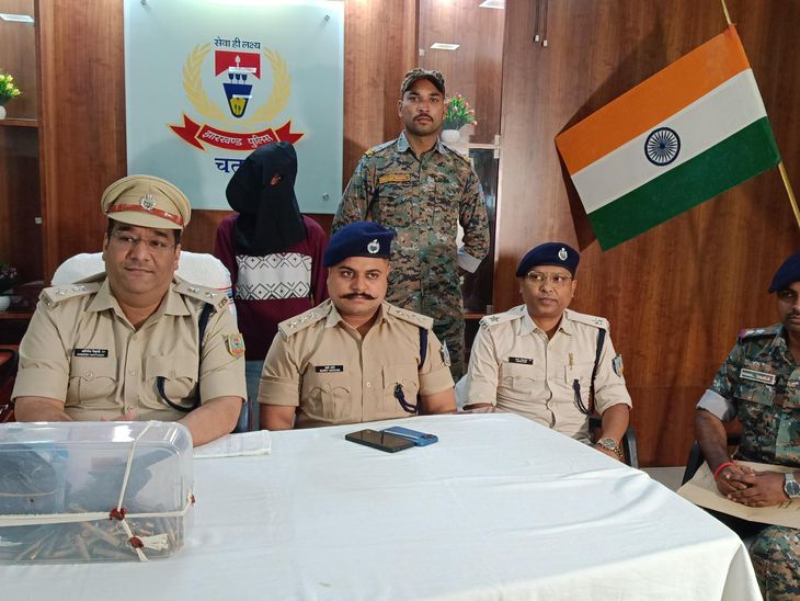 चतरा में हथियारों के साथ टीएसपीसी समर्थक गिरफ्तार:लेवी वसूलने के लिए कर रहा था रेकी, राहुल दुबे गैंग से भी जुड़े हैं तार