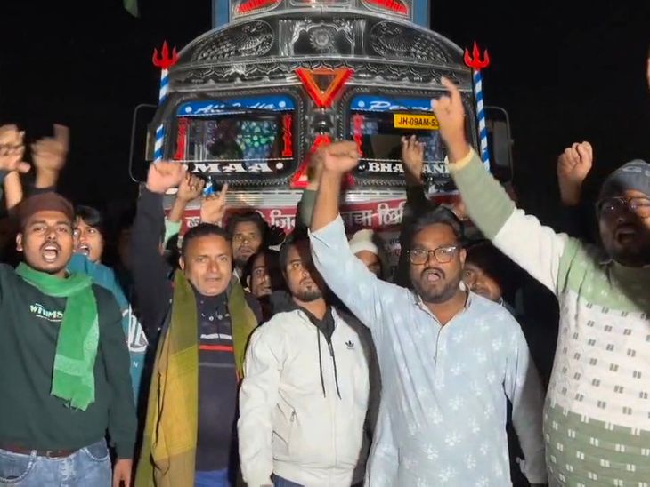 चतरा के सिमरिया में मुआवजे की मांग पर चक्का जाम:रात से ही कोयला ढुलाई ठप; सड़क हादसे में हुई थी एक की मौत, एक घायल