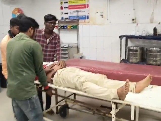 कैमूर-बाइक सवार युवक को बदमाशों ने 2 गोली मारी:लोगों ने पहुंचाया अस्पताल, गंभीर हालत में हायर सेंटर रेफर; जांच में जुटी पुलिस