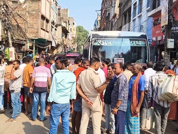 वार्ड पार्षद के बेटे पर मारपीट का आरोप:पचना रोड चौक पर एक घंटे से ज्यादा सड़क जाम, आरोपियों की गिरफ्तारी की मांग