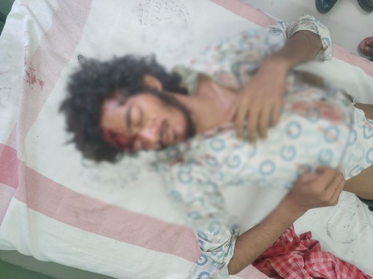 रोड एक्सीडेंट में घायल युवक की मौत:बिजली के पोल से टकराई थी बाइक, पटना में इलाज के समय गई जान
