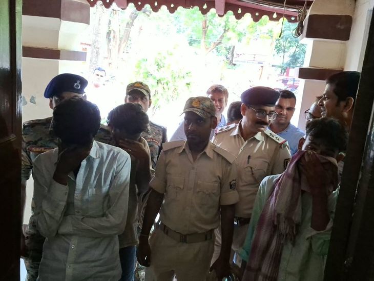 मुंगेर-स्मैक के साथ 2 देसी पिस्टल पकड़ी, 3 अरेस्ट:मुख्य आरोपी फरार, घर पर चल रही थी मादक पदार्थों की खरीद-बिक्री; 1.38 लाख कैश जब्त