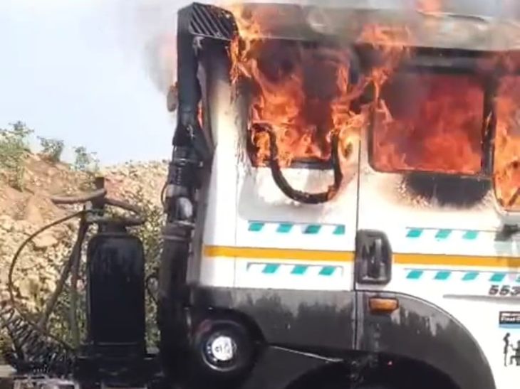 पाकुड़ में ट्रेलर के केबिन में लगी आग:ड्राइवर-खलासी ने कूदकर बचाई जान, शॉर्ट सर्किट से आग लगने की आशंका; लाखों का नुकसान