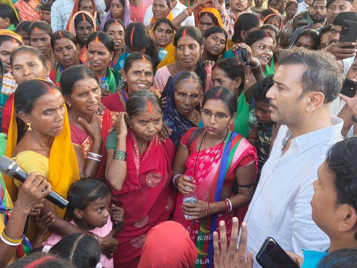 पेड़ के नीचे चौपाल लगाकर ग्रामीणों से मिले सुदेश:गिरिडीह में जन चौपाल, रोजगार-नशाखोरी पर चिंता; पूरे झारखंड में चलेगा जन संवाद अभियान