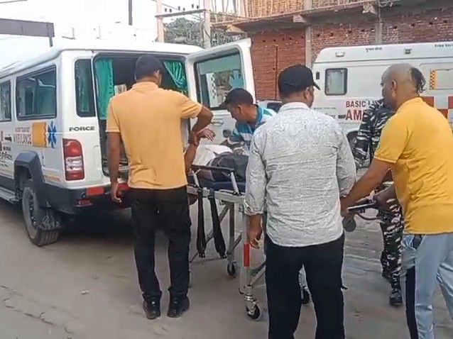 कैमूर में डिवाइडर से टकराई कार, 4 घायल:गया से पिंडदान कर लौट रहे आंध्र प्रदेश के 3 श्रद्धालु और ड्राइवर जख्मी, प्रयागराज रेफर