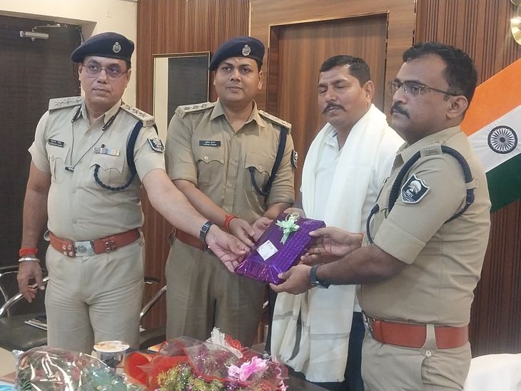 अररिया मुख्यालय DSP संतोष पोद्दार का खगड़िया ट्रांस्फर:SP ऑफिस में फेयरवेल, ट्रैफिक व्यवस्था सुधारने में निभाई अहम भूमिका
