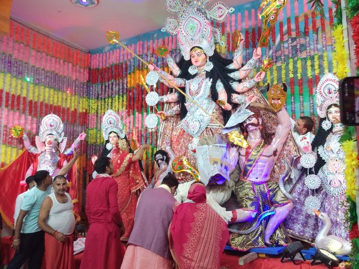 जहानाबाद में मां दुर्गा के पट खुले:दर्शन के लिए पूजा पंडालों में उमड़ी भीड़, भारथु में भागवत कथा से भक्तिमय माहौल