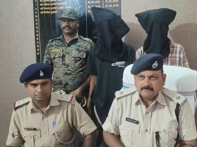 गुमला में ब्राउन शुगर बेचते दो युवक गिरफ्तार:जिला स्कूल के पास खंडहरनुमा मकान से 25 हजार की ब्राउन शुगर बरामद