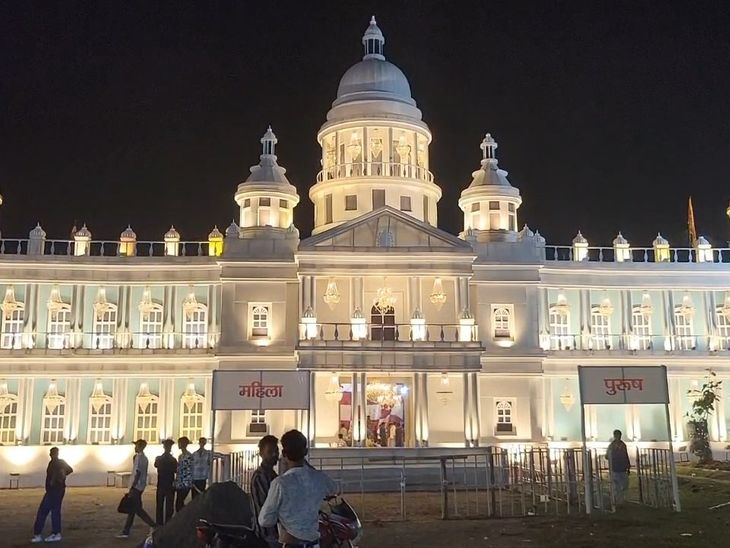 हजारीबाग में मैसूर के ललित महल पैलेस जैसा पंडाल:गांधी मैदान में शिव शक्ति समिति ने बनाया, दूधिया रोशनी देखने उमड़ रही भीड़