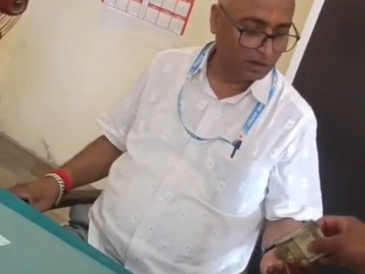 बेतिया-अंचल कार्यालय में 10 हजार रुपये लेते VIDEO:बड़ा बाबू पर रिश्वत लेने का दावा, जमीन से जुड़े काम के बदले रकम लेने का आरोप