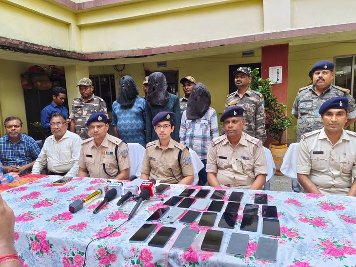चक्रधरपुर में रेशमी इलेक्ट्रॉनिक्स से 52 मोबाइल चोरी मामला:अंतरराष्ट्रीय चोर गिरोह का खुलासा; बिहार के 3 आरोपी गिरफ्तार, 2 की तलाश जारी