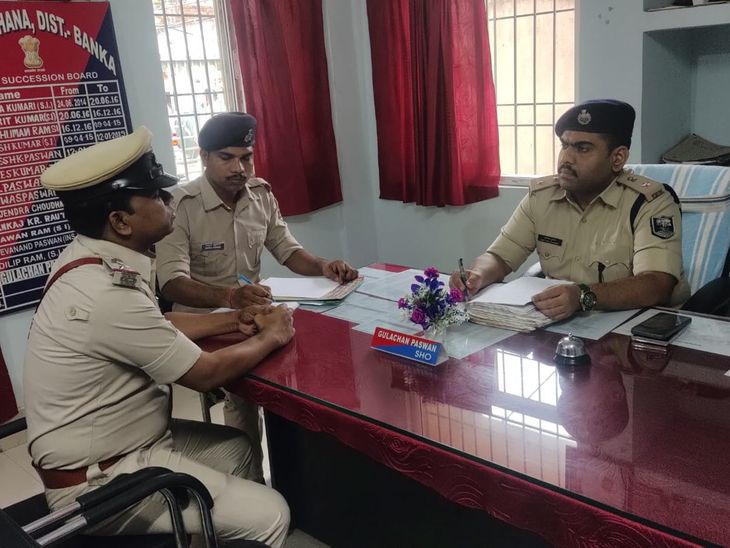 बांका एसपी ने SC/ST थाने की वार्षिक चेकिंग की:फरार-वारंटियों की जल्द गिरफ्तारी के निर्देश; संवेदनशील इलाकों में गश्ती बढ़ेगी